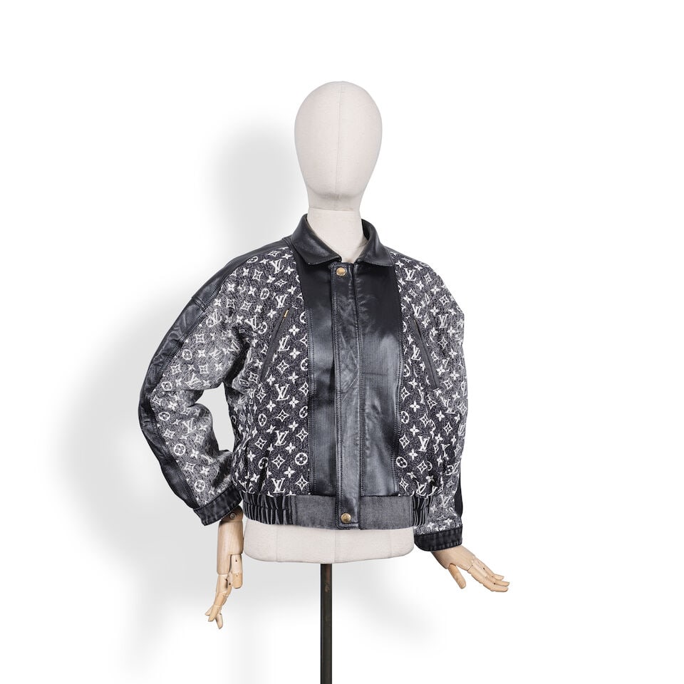 Louis Vuitton, collection Prêt à Porter Automne/Hiver 2023. Blouson aviateur en denim ... (1 of 3)