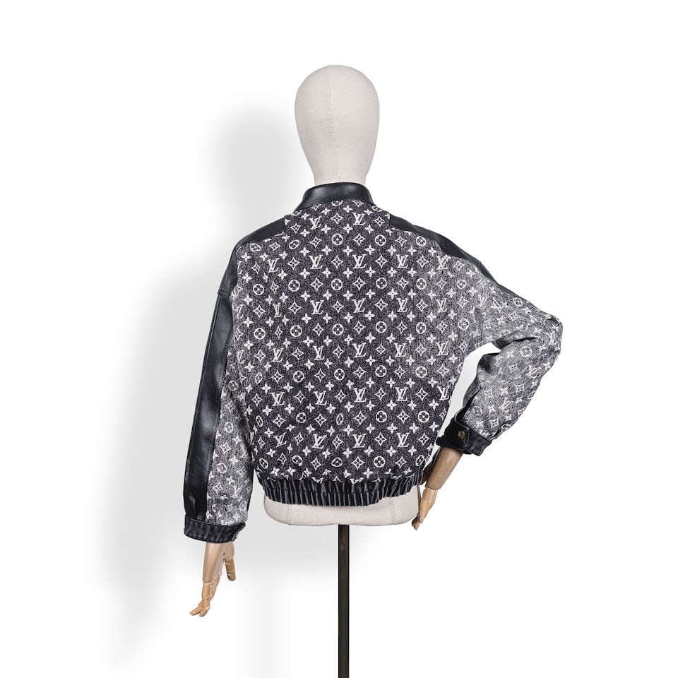 Louis Vuitton, collection Prêt à Porter Automne/Hiver 2023. Blouson aviateur en denim ... - 2