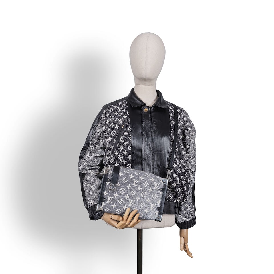 Louis Vuitton, collection Prêt à Porter Automne/Hiver 2023. Blouson aviateur en denim ... - 3