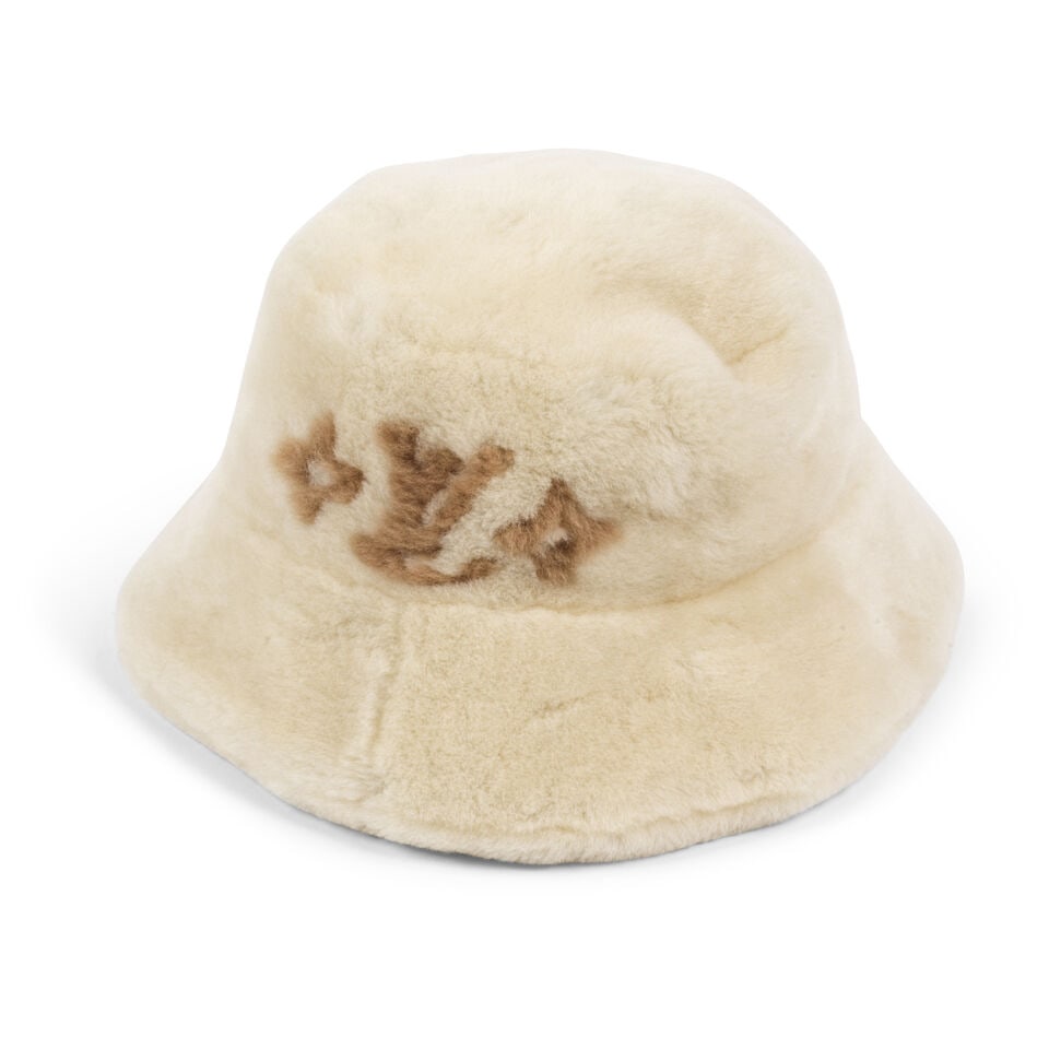 Louis Vuitton. Bob LV Cloud en shearlygram écru. Louis Vuitton. LV Cloud bucket hat in ecru...: Louis Vuitton. Bob LV Cloud en shearlygram écru. Louis Vuitton. LV Cloud bucket hat in ecru shearlygram. Directeur artistique: Nicolas Ghesquière. Taille/Size: S (29 x 13 x 29