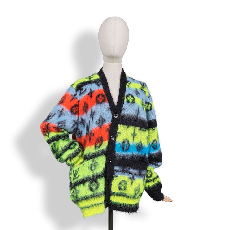 Louis Vuitton, collection Printemps/Eté 2022 Menswear. Cardigan long en mohair Monogram d&#...: Louis Vuitton, collection Printemps/Eté 2022 Menswear. Cardigan long en mohair Monogram dégradé néon. Louis Vuitton, Spring/Summer 2022 Menswear collection. Neon gradient Monogram