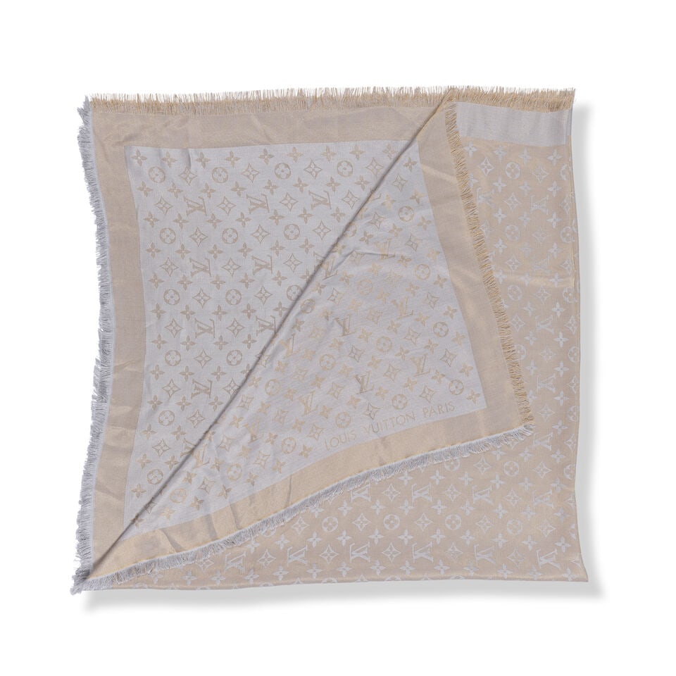 Louis Vuitton. Châle Monogram Shine en soie et lurex greige. Louis Vuitton. Monogram Shine ...: Louis Vuitton. Châle Monogram Shine en soie et lurex greige. Louis Vuitton. Monogram Shine shawl in greige silk and lurex. Directeur artistique: Nicolas Ghesquière. 142 x 142