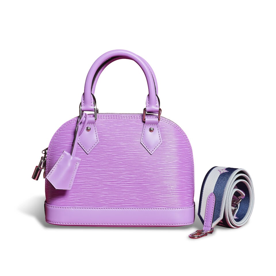 Louis Vuitton, année 2023. Sac Alma BB en cuir épi lilas. Louis Vuitton, year 2023. Al...: Louis Vuitton, année 2023. Sac Alma BB en cuir épi lilas. Louis Vuitton, year 2023. Alma BB bag in lilac epi leather. Directeur artistique: Nicolas Ghesquière. Large bandoulière