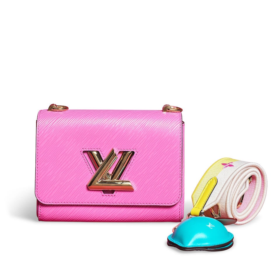 Louis Vuitton, année 2022. Sac Twist en cuir Epi rose. Louis Vuitton, 2022. Twist bag in pi...: Louis Vuitton, année 2022. Sac Twist en cuir Epi rose. Louis Vuitton, 2022. Twist bag in pink Epi leather. Directeur artistique: Nicolas Ghesquière. . Large bandoulière à pochette