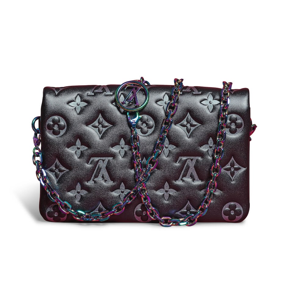 Louis Vuitton, année 2021. Pochette Coussin en cuir agneau Monogram Empreinte rembourré...: Louis Vuitton, année 2021. Pochette Coussin en cuir agneau Monogram Empreinte rembourré noir holographique. Louis Vuitton, year 2021. Coussin pouch in padded black holographic Monogram