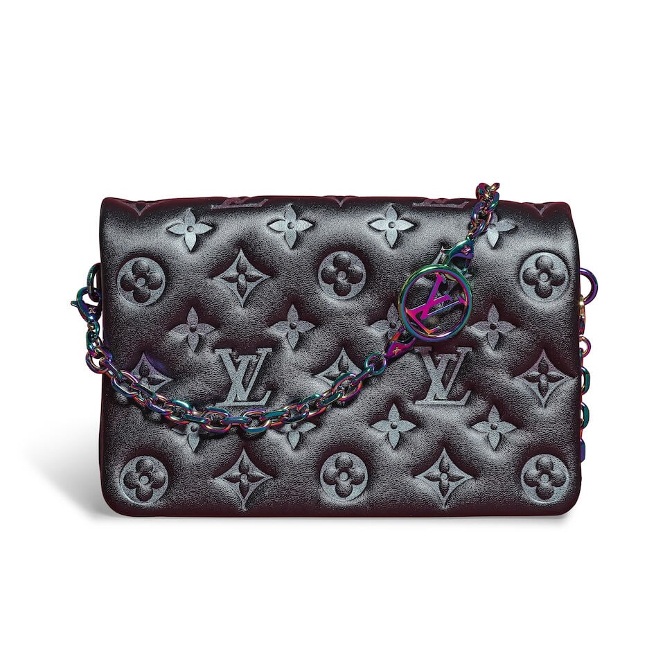 Louis Vuitton, année 2021. Pochette Coussin en cuir agneau Monogram Empreinte rembourré... - 2