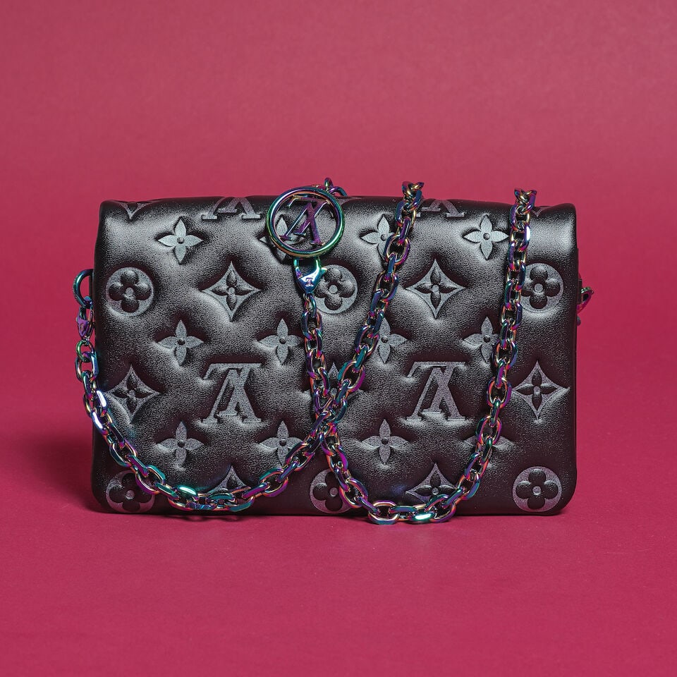 Louis Vuitton, année 2021. Pochette Coussin en cuir agneau Monogram Empreinte rembourré... - 3