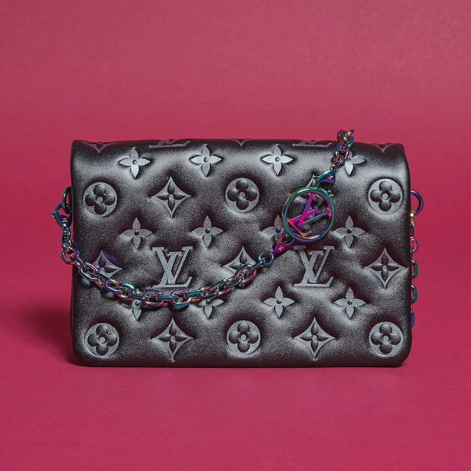 Louis Vuitton, année 2021. Pochette Coussin en cuir agneau Monogram Empreinte rembourré... - 4
