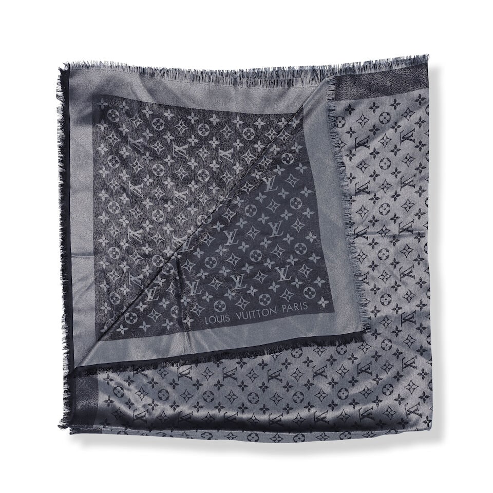 Louis Vuitton. Châle Monogram Shine noir. Louis Vuitton. Black Monogram Shine Shawl. (1 of 1)