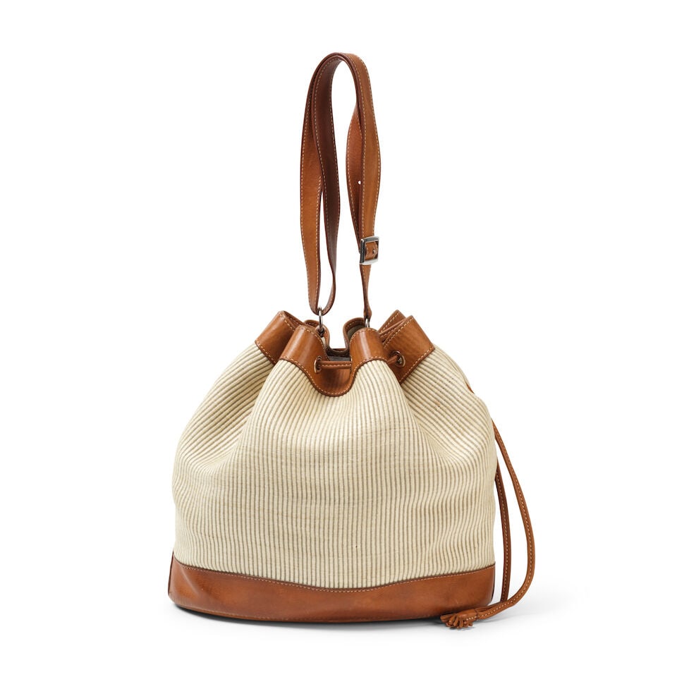 Hermès Paris. Sac Bourse en cuir Barénia et crinoline rayé beige. Hermès Par...: Hermès Paris. Sac Bourse en cuir Barénia et crinoline rayé beige. Hermès Paris. Barénia leather and beige striped crinoline drawstring bag. 27 x 29 x 14