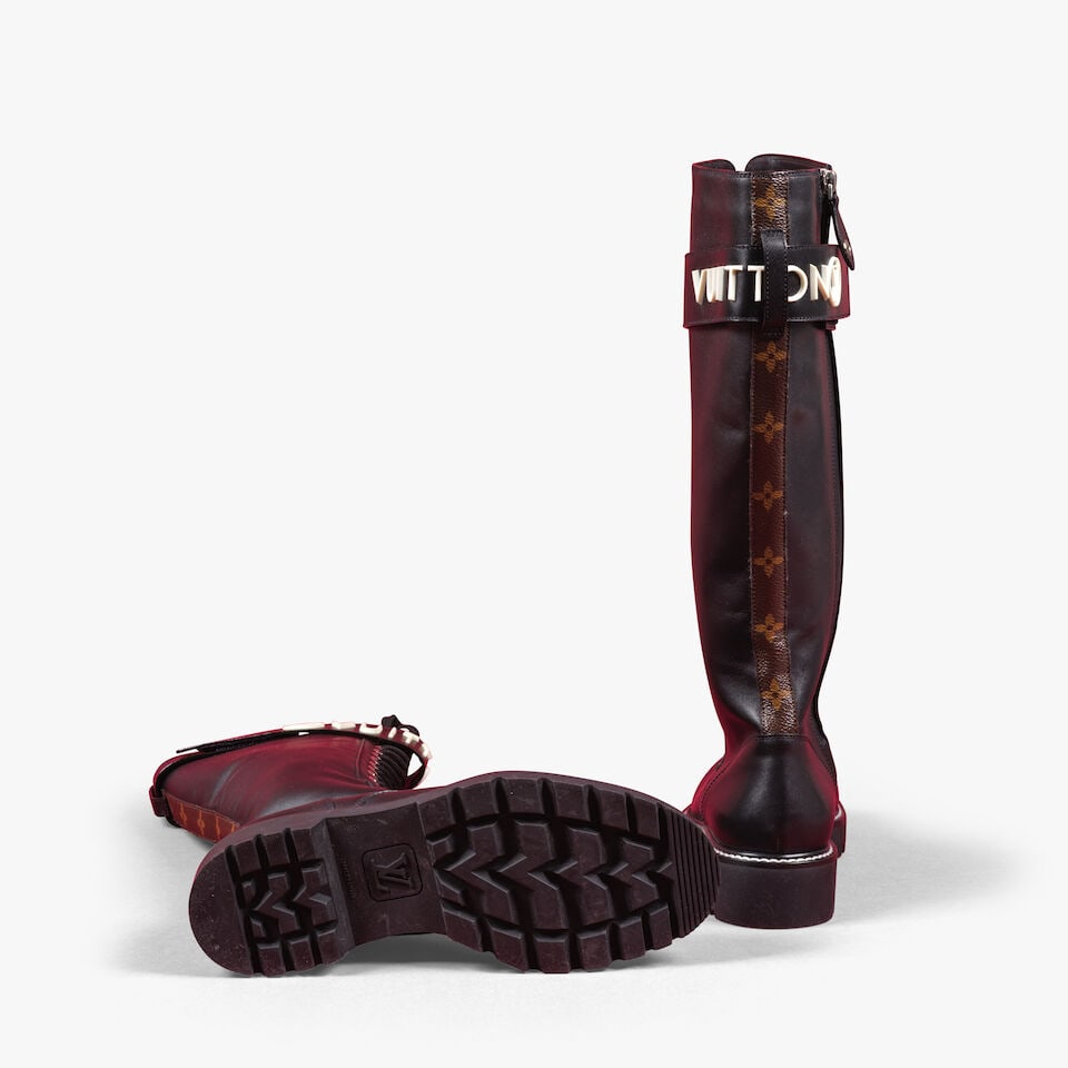 Louis Vuitton. Paire de bottes Territory en cuir noir et toile Monogram. Louis Vuitton. Pair of ...: Louis Vuitton. Paire de bottes Territory en cuir noir et toile Monogram. Louis Vuitton. Pair of Territory boots in black leather and Monogram canvas. Directeur artistique: Nicolas Ghesquière. La&