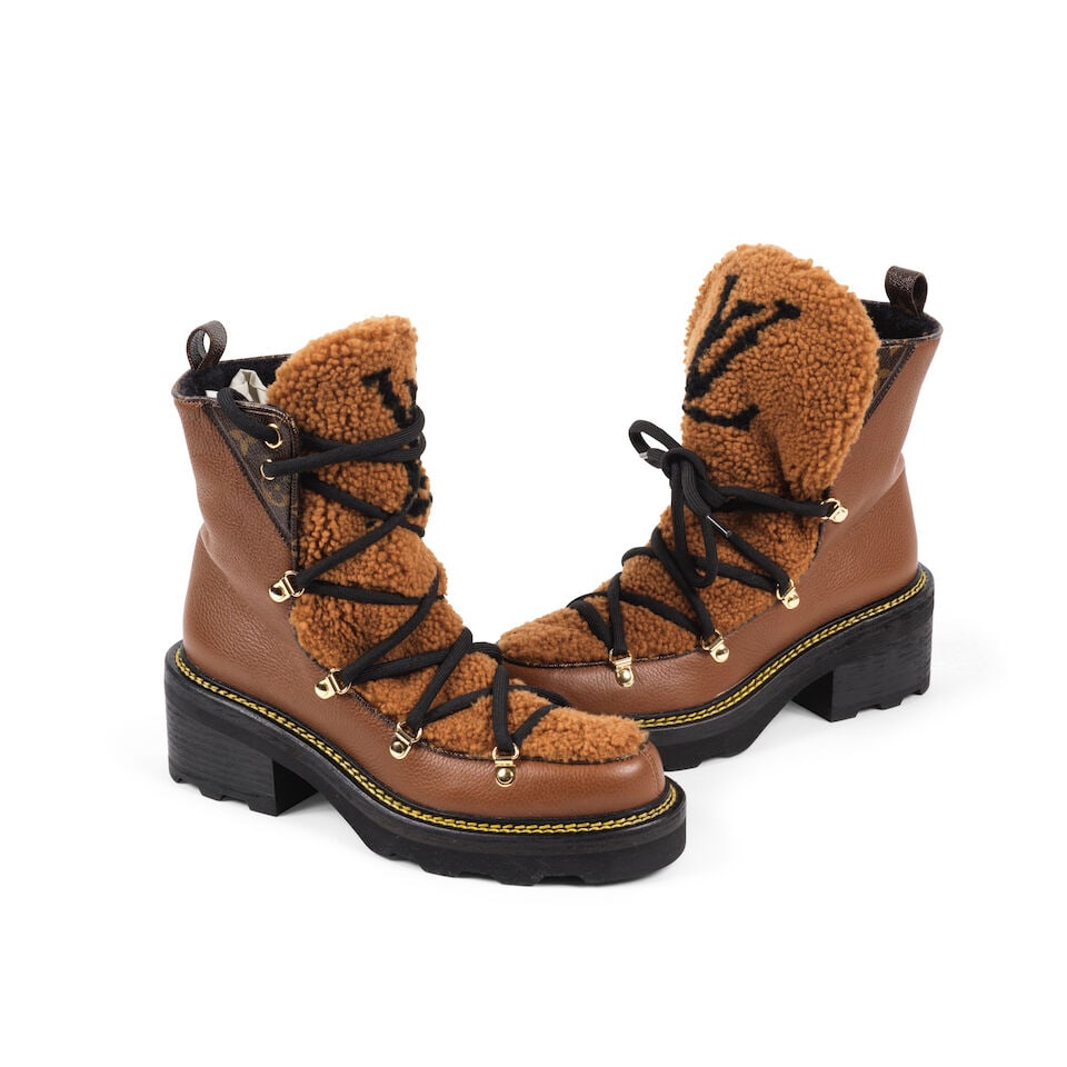 Louis Vuitton. Paire de bottines en Peau Lainée et cuir caramel. Louis Vuitton. Pair of she...: Louis Vuitton. Paire de bottines en Peau Lainée et cuir caramel. Louis Vuitton. Pair of shearling and caramel leather ankle boots. Directeur artistique: Nicolas Ghesquière. Laçage.