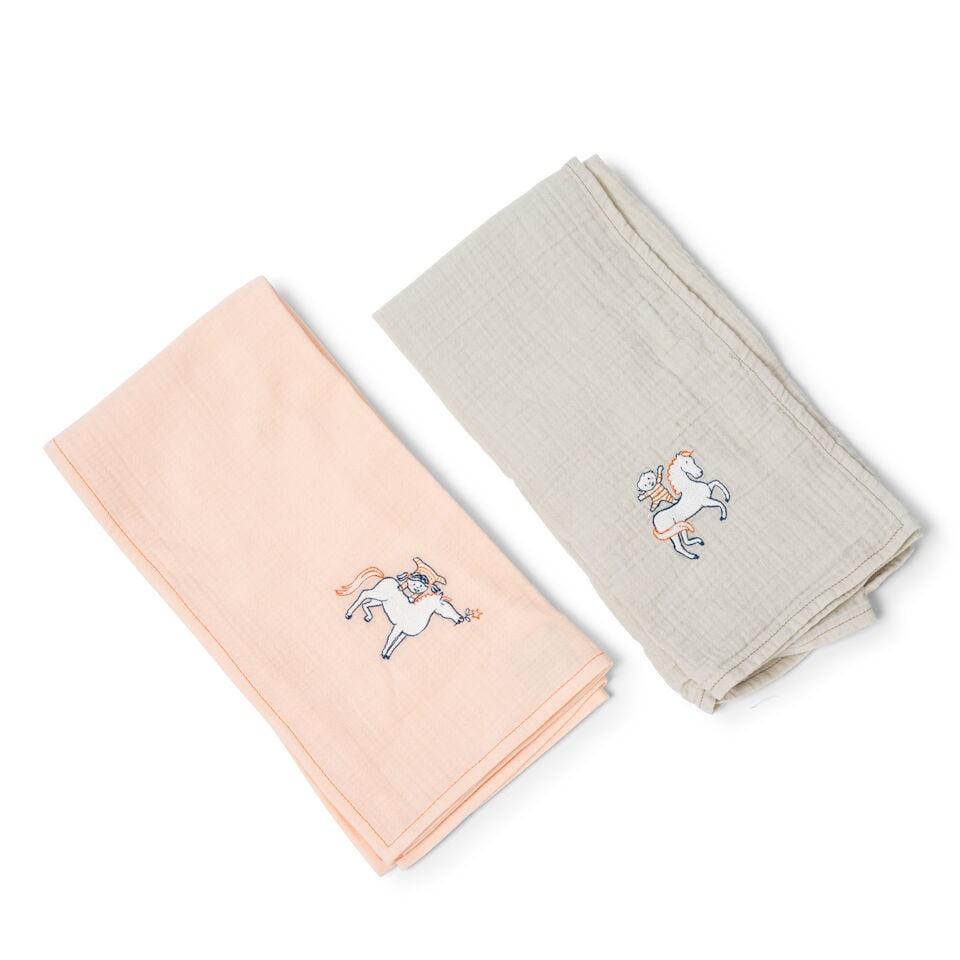 Hermès Paris. Set de deux langes Cabriole pour bébé en coton beige, rose pâl...: Hermès Paris. Set de deux langes Cabriole pour bébé en coton beige, rose pâle. Hermès Paris. Cabriole set of two baby swaddles in beige and pale pink cotton. 54 x 54