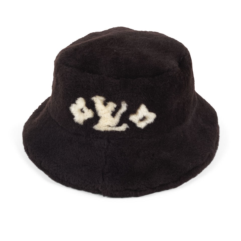 Louis Vuitton. Bob LV Cloud en shearlygram chocolat. Louis Vuitton. LV Cloud bucket hat in choco...: Louis Vuitton. Bob LV Cloud en shearlygram chocolat. Louis Vuitton. LV Cloud bucket hat in chocolate shearlygram. Directeur artistique: Nicolas Ghesquière. Taille/Size: S. Footnotes: Condition