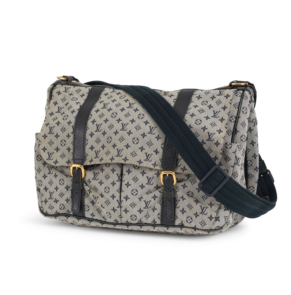 Louis Vuitton. Sac à langer en toile jersey Mini Monogram grise. Louis Vuitton. Grey Mini M...: Louis Vuitton. Sac à langer en toile jersey Mini Monogram grise. Louis Vuitton. Grey Mini Monogram jersey canvas changing bag. Condition grade: B. Fermé/Clodes: 40 x 25 x 10 cm.