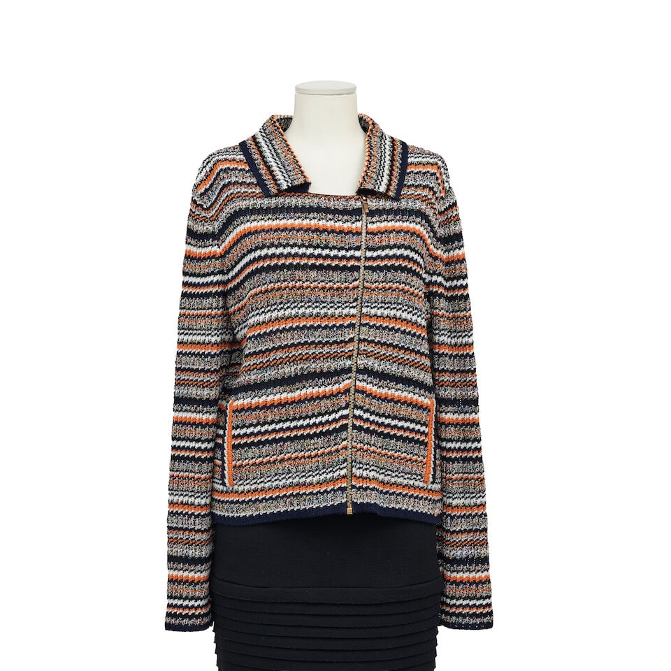 Chanel, collection Prêt à Porter Resort 2017 'Paris - Cuba'. Gilet à fermeture zi...: Chanel, collection Prêt à Porter Resort 2017 'Paris - Cuba'. Gilet à fermeture zippée en maille de coton dans les tons automnaux. Chanel, Resort 2017 Ready-to-Wear collection