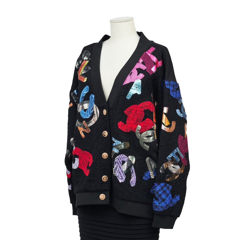 Chanel, collection Prêt à Porter Automne/Hiver 2022. Gilet en tweed et coton noir agr&...: Chanel, collection Prêt à Porter Automne/Hiver 2022. Gilet en tweed et coton noir agrémenté de divers motifs multicolores. Chanel, Autumn/Winter 2022 Ready-to-Wear collection.