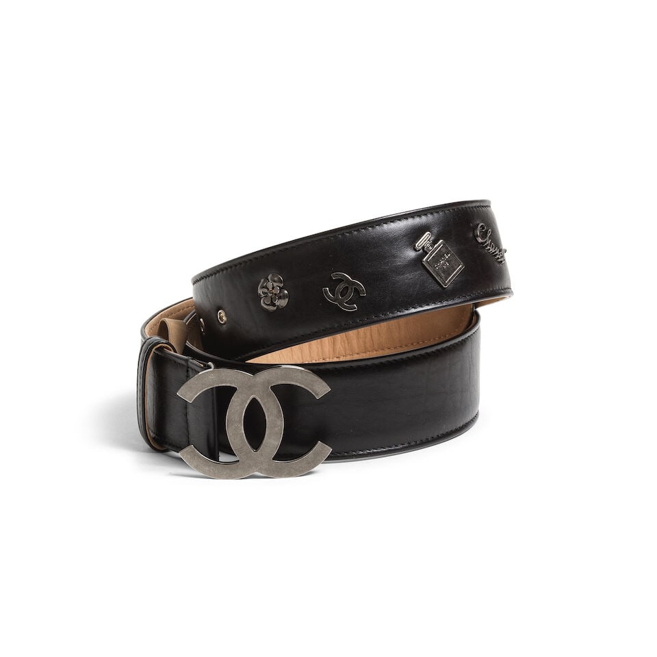 Chanel, année 2012. Ceinture CC en veau vieilli noir agrémenté des icones de la M...: Chanel, année 2012. Ceinture CC en veau vieilli noir agrémenté des icones de la Maison. Chanel, year 2012. CC belt in aged black calfskin embellished with the House's icons. Condition