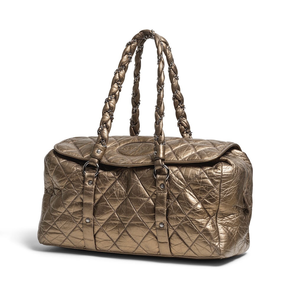 Chanel, année 2006. Sac 24 heures en veau vieilli matelassé métallisé bronze...: Chanel, année 2006. Sac 24 heures en veau vieilli matelassé métallisé bronze. Chanel, year 2006. 24-hour bag in aged quilted bronze metallic calfskin. Condition grade: B. 40 x 22