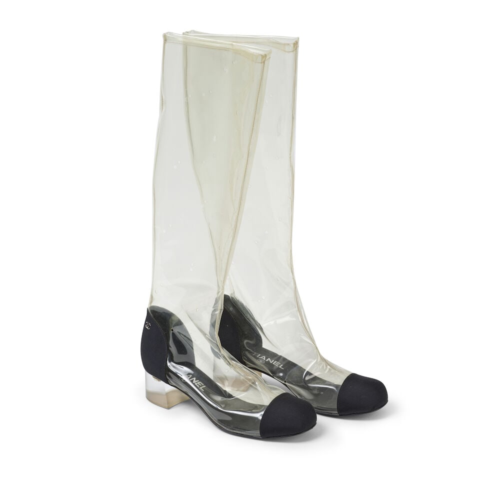 Chanel, collection Prêt à Porter, Printemsp-Eté 2018. Paire de bottes en lucite p...: Chanel, collection Prêt à Porter, Printemsp-Eté 2018. Paire de bottes en lucite perforé transparent et satin milleraie noir. Chanel, Ready-to-Wear collection, Spring-Summer 2018. P