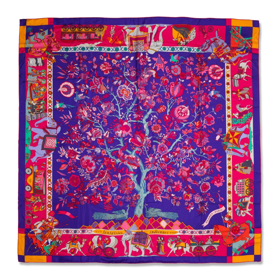 Hermès Paris. Châle en soie imprimée Fantaisies Indiennes dans les tons rose, vio...: Hermès Paris. Châle en soie imprimée Fantaisies Indiennes dans les tons rose, violets. Hermès Paris. Printed silk shawl Fantaisies Indiennes in shades of pink and purple. Dessin de