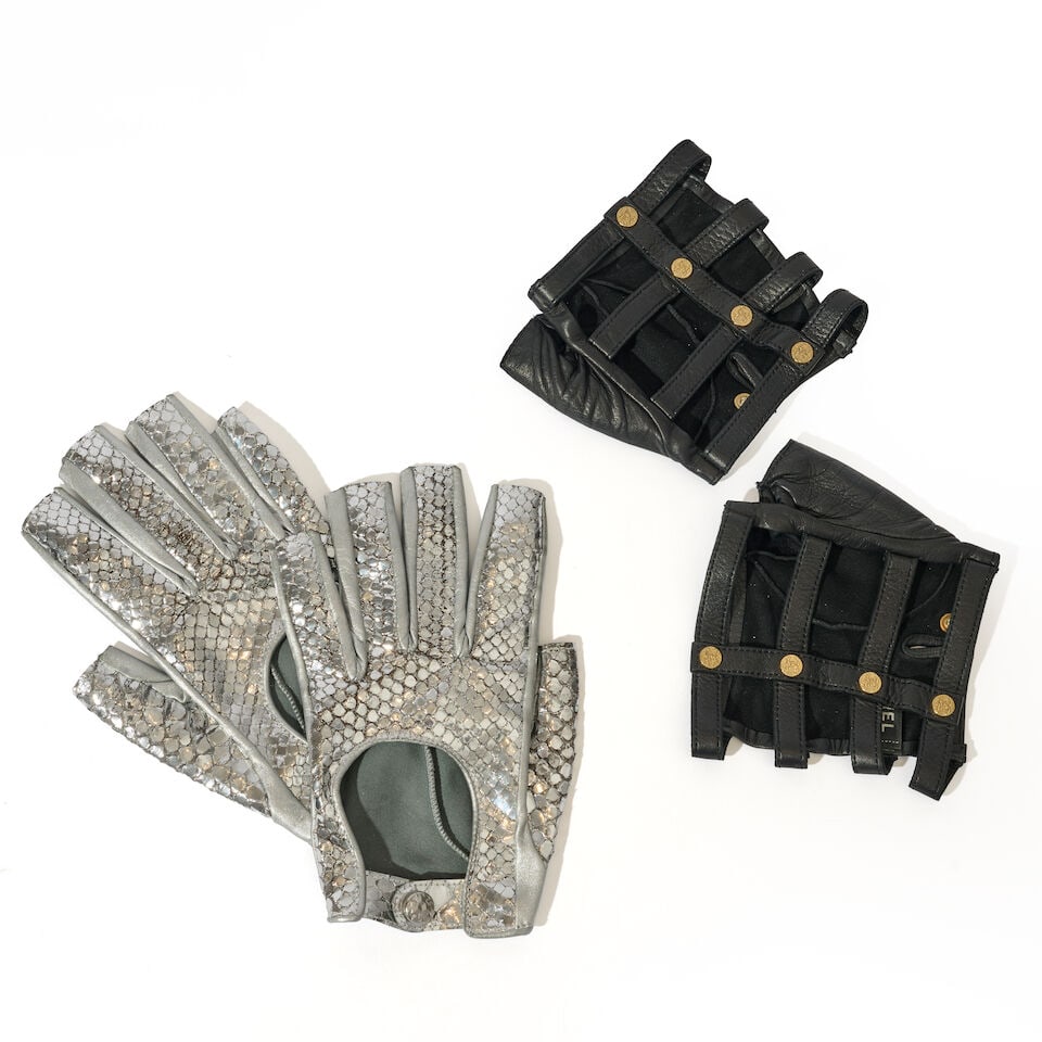 Chanel. Deux paire de mitaines : l'une en lézard argenté, l'autre en cuir agneau noir....: Chanel. Deux paire de mitaines : l'une en lézard argenté, l'autre en cuir agneau noir. Chanel. Two pairs of fingerless gloves: one in silver lizard, the other in black lambskin leather. Tail