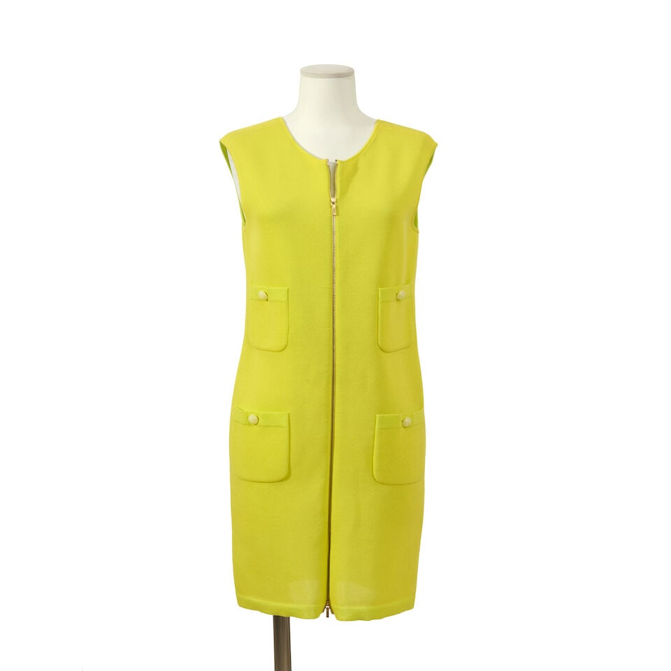 Chanel, collection Prêt à Porter, Printemps-Eté 2014. Robe en coton stretch lime....: Chanel, collection Prêt à Porter, Printemps-Eté 2014. Robe en coton stretch lime. Chanel, Ready-to-Wear collection, Spring-Summer 2014. Lime stretch cotton dress. Directeur artistique: