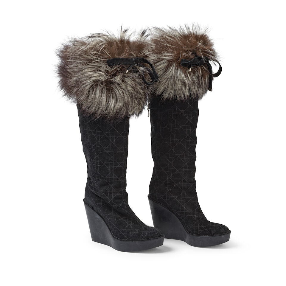 Christian Dior. Bottes en daim noir à surpiqures Cannage et fourrure de renard gris. Christ... (1 of 2)