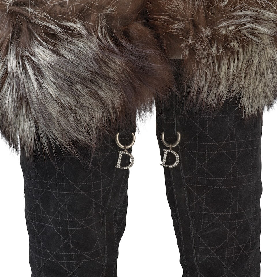 Christian Dior. Bottes en daim noir à surpiqures Cannage et fourrure de renard gris. Christ... - 2
