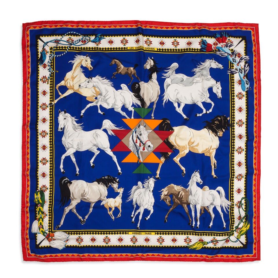 Hermès Paris. Carré en twill de soie dans les tons bleus. Hermès Paris. Les Chev...: Hermès Paris. Carré en twill de soie dans les tons bleus. Hermès Paris. Les Chevaux Qataris silk twill scarf in shades of blue. Dessin d'Hubert de Watrigant. 90 x 90