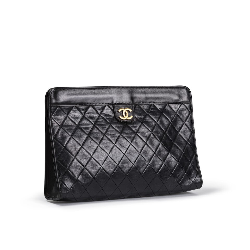 Chanel, circa 1990. Pochette en cuir agneau matelassé marine. Chanel, circa 1990. Navy quil... (1 of 2)