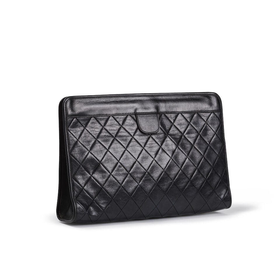 Chanel, circa 1990. Pochette en cuir agneau matelassé marine. Chanel, circa 1990. Navy quil... - 2