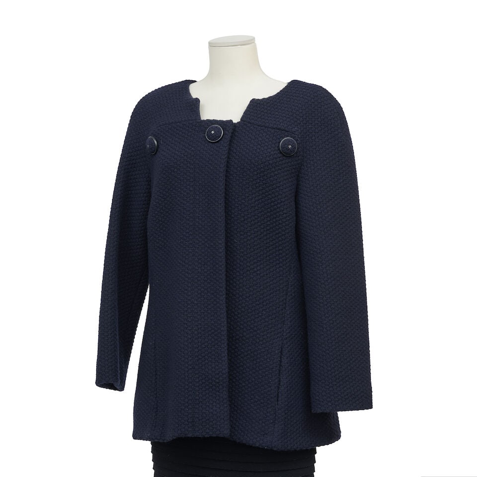 Chanel, collection Prêt-à-Porter Automne/Hiver 2015. Manteau court en lainage crochet&...: Chanel, collection Prêt-à-Porter Automne/Hiver 2015. Manteau court en lainage crocheté marine. Chanel, Fall/Winter 2015 Ready-to-Wear collection. Short coat in navy crocheted