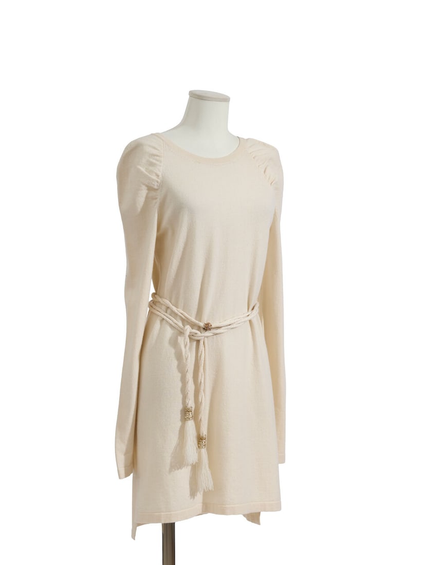 Chanel, collection Croisière Grèce Antique 2018. Robe en cachemire écru, 2 ceintu...: Chanel, collection Croisière Grèce Antique 2018. Robe en cachemire écru, 2 ceintures. Chanel, Ancient Greece Cruise Collection 2018. Ecru cashmere dress, 2 belt. Directeur artistique: