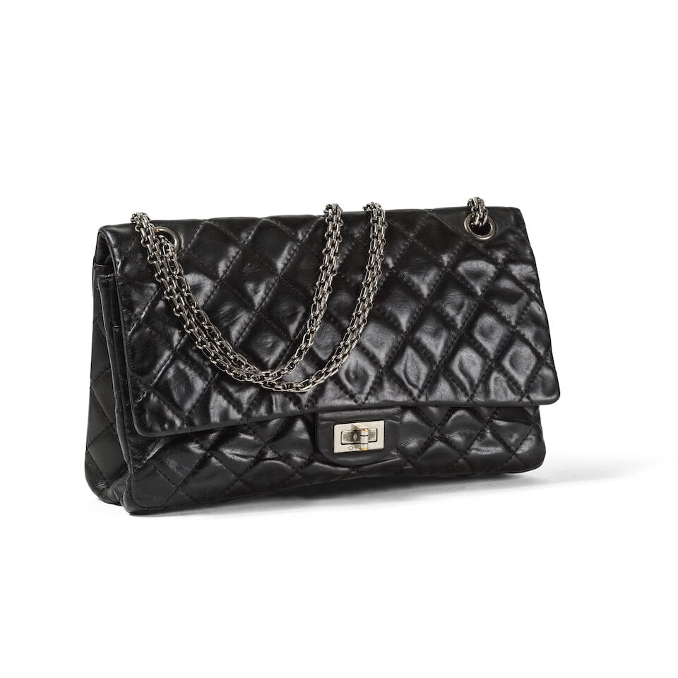 Chanel, année 2005. Sac 2.55 en toile enduite matelassée noire. Chanel, year 2005. 2.5...: Chanel, année 2005. Sac 2.55 en toile enduite matelassée noire. Chanel, year 2005. 2.55 bag in black quilted coated canvas. Anse chaine d'épaule réglable. Hologramme. Adjustable ch