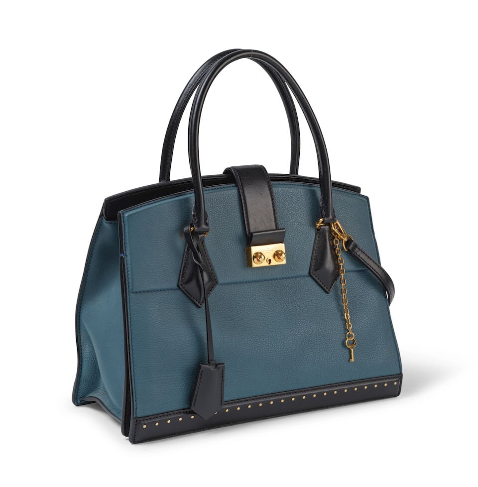 Louis Vuitton, Automne/Hiver 2012. Sac Cour Marly MM en Taurillon bleu clouté. Louis Vuitto... (1 of 3)