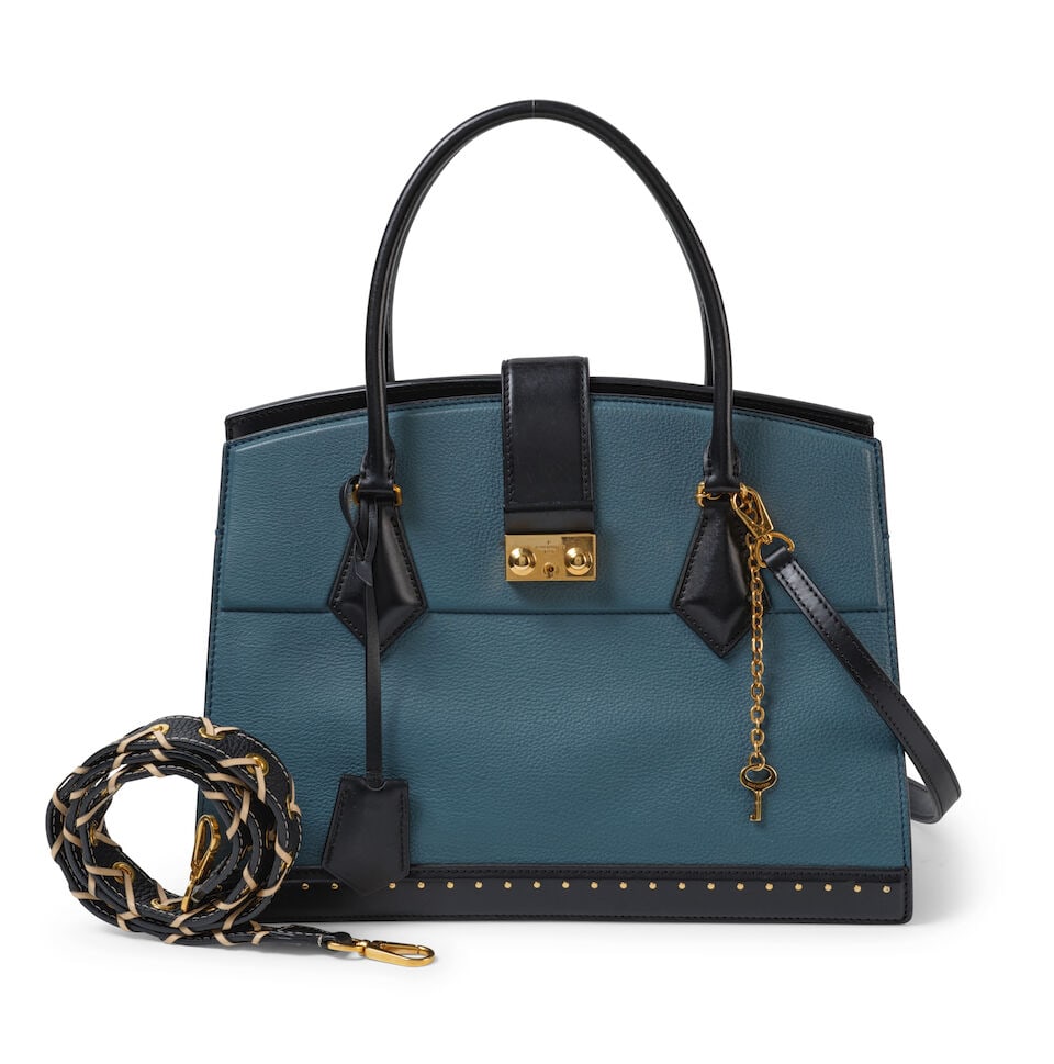 Louis Vuitton, Automne/Hiver 2012. Sac Cour Marly MM en Taurillon bleu clouté. Louis Vuitto... - 2
