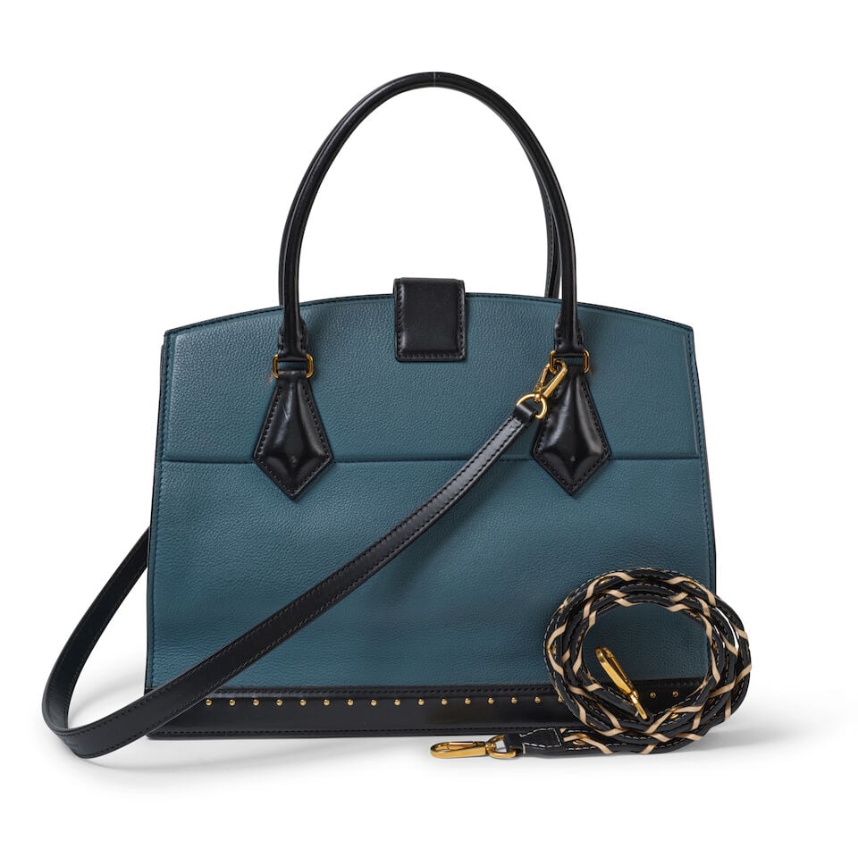 Louis Vuitton, Automne/Hiver 2012. Sac Cour Marly MM en Taurillon bleu clouté. Louis Vuitto... - 3