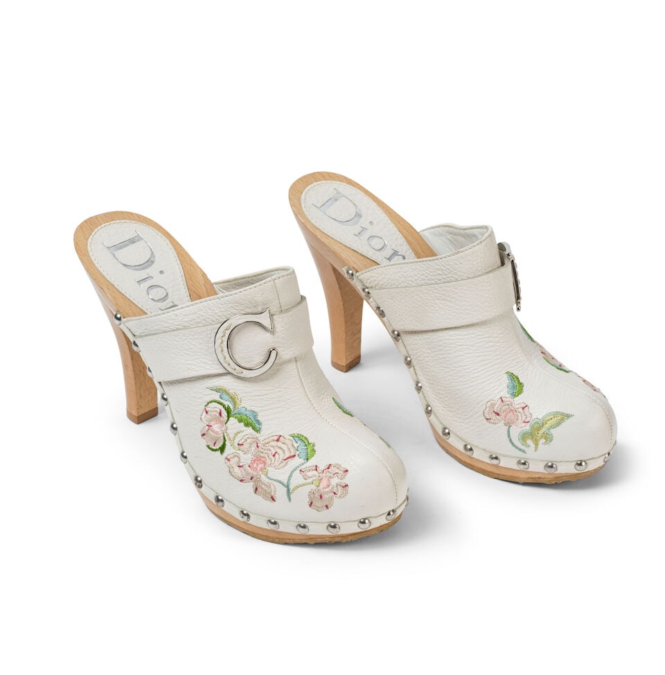 Christian Dior, collection Printemps-Eté 2005. Sabots à talons en cuir blanc brodé...: Christian Dior, collection Printemps-Eté 2005. Sabots à talons en cuir blanc brodé et bois clouté. Christian Dior, Spring-Summer 2005 collection. White leather clogs with embroider