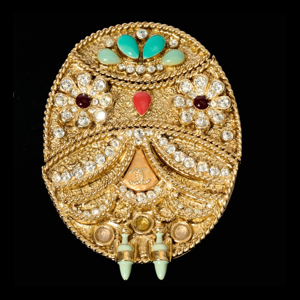 Chanel, collection Croisière Grèce Antique 2018. Broche articulée strassée e...: Chanel, collection Croisière Grèce Antique 2018. Broche articulée strassée et pate de verre turquoise, surlignée de deux Amphores. Chanel, Ancient Greece Cruise Collection 201