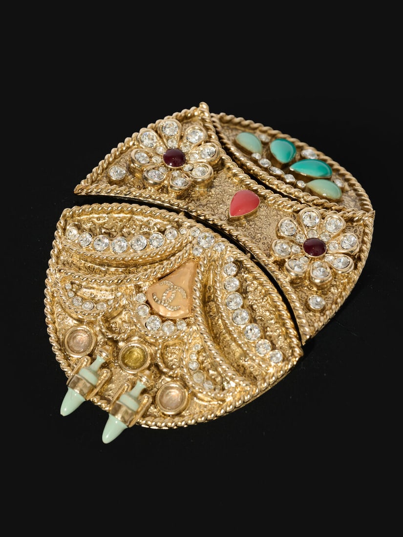 Chanel, collection Croisière Grèce Antique 2018. Broche articulée strassée e... - 2