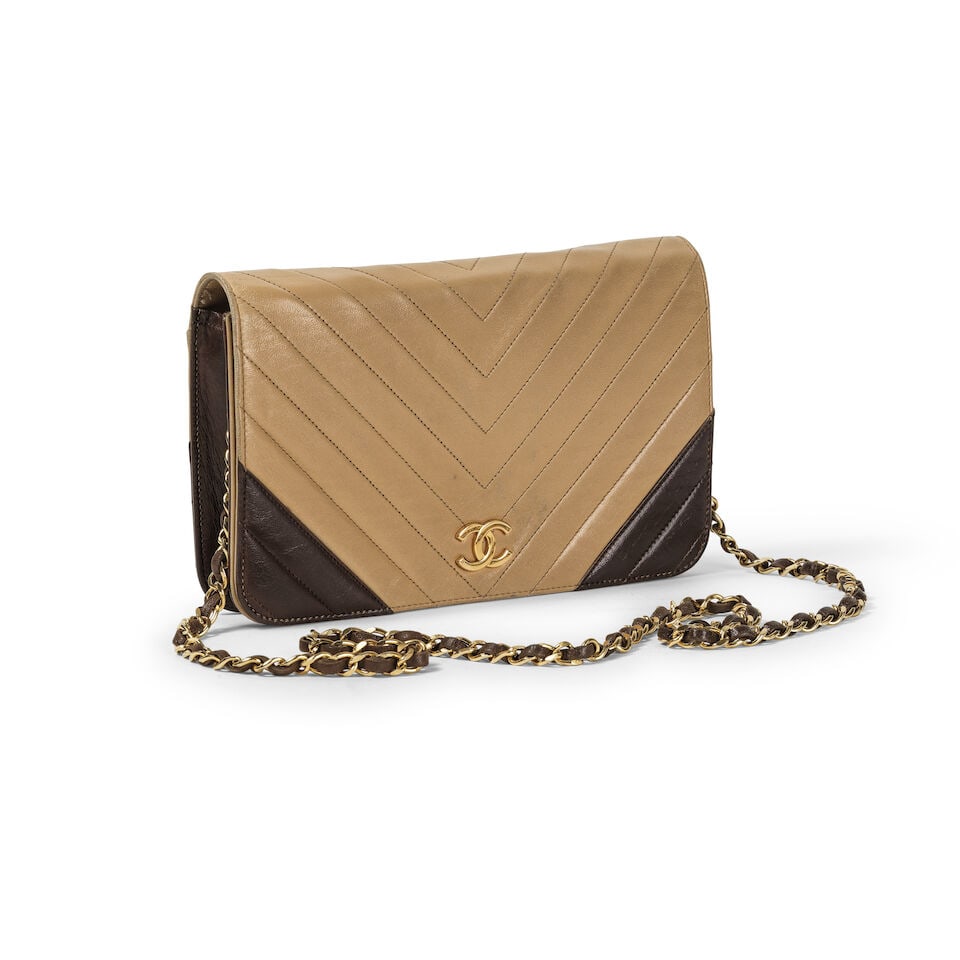 Chanel, circa 1990. Sac en cuir agneau beige, chocolat à surpiqures chevrons. Chanel, circa... (1 of 2)