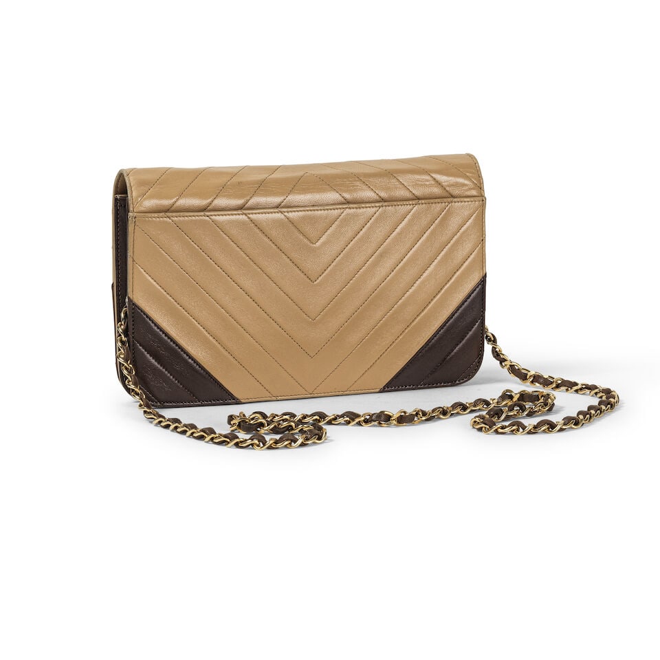 Chanel, circa 1990. Sac en cuir agneau beige, chocolat à surpiqures chevrons. Chanel, circa... - 2