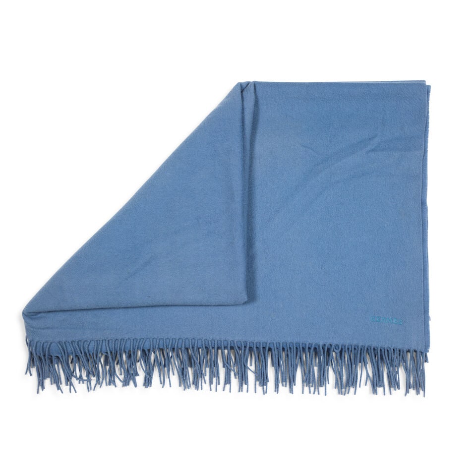 Hermès Paris. Couverture en cachemire bleu frangé. Hermès Paris. Blue cashmere co...: Hermès Paris. Couverture en cachemire bleu frangé. Hermès Paris. Blue cashmere cover with fringe. 145 x 190 cm. Footnotes: Tâches. Stains. For further information on this lot