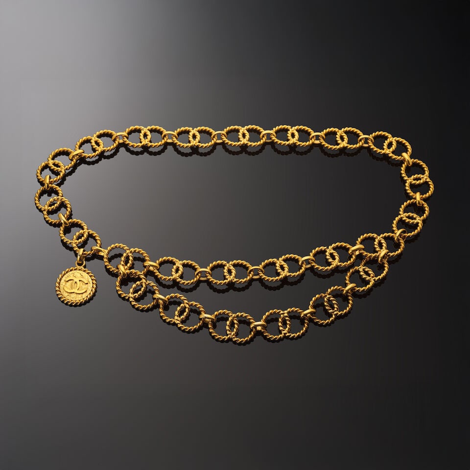 Chanel par Victoire de Castellane. Ceinture chaîne torsadée en métal doré Ch...: Chanel par Victoire de Castellane. Ceinture chaîne torsadée en métal doré Chanel by Victoire de Castellane. Gold-tone metal twisted chain belt Condition grade: A. Long./Length: 85
