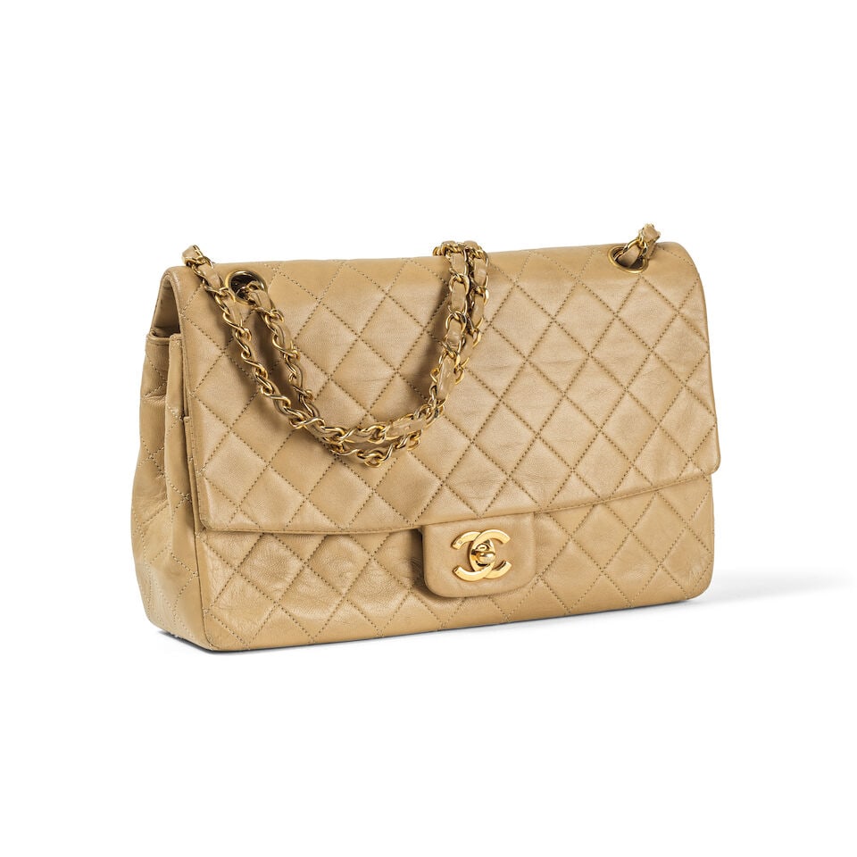 Chanel, année 1991. Grand sac Classique en cuir agneau matelassé beige. Chanel, year 1... (1 of 2)