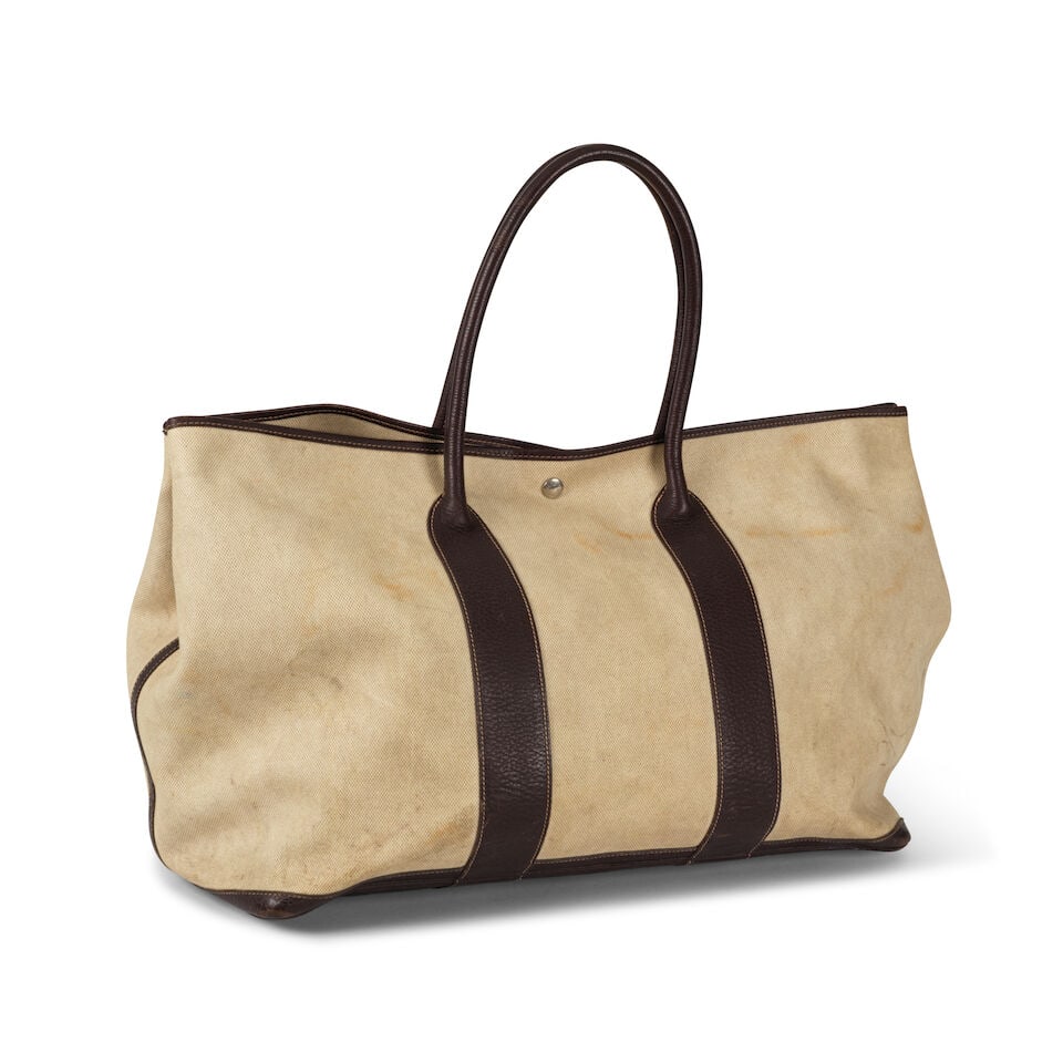 Hermès Paris, année 2002. Sac Garden GM en toile chiné beige et cuir grainé ...: Hermès Paris, année 2002. Sac Garden GM en toile chiné beige et cuir grainé café. Hermès Paris, year 2002. Garden GM bag in beige mottled canvas and coffee grained