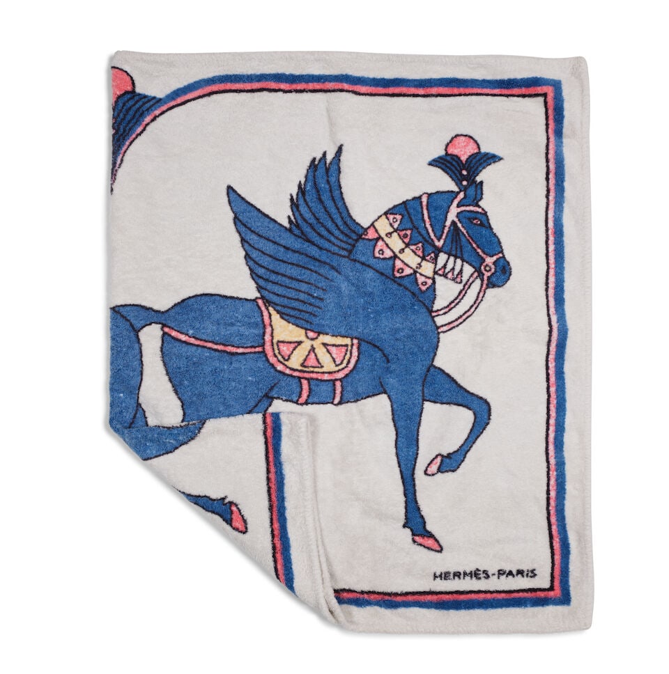 Hermès Paris. Drap de plage en coton éponge à motif de cheval Ailé. Herm...: Hermès Paris. Drap de plage en coton éponge à motif de cheval Ailé. Hermès Paris. Terry cotton beach towel with winged horse motif. 95 x 140 cm. Footnotes: Multiples tâch
