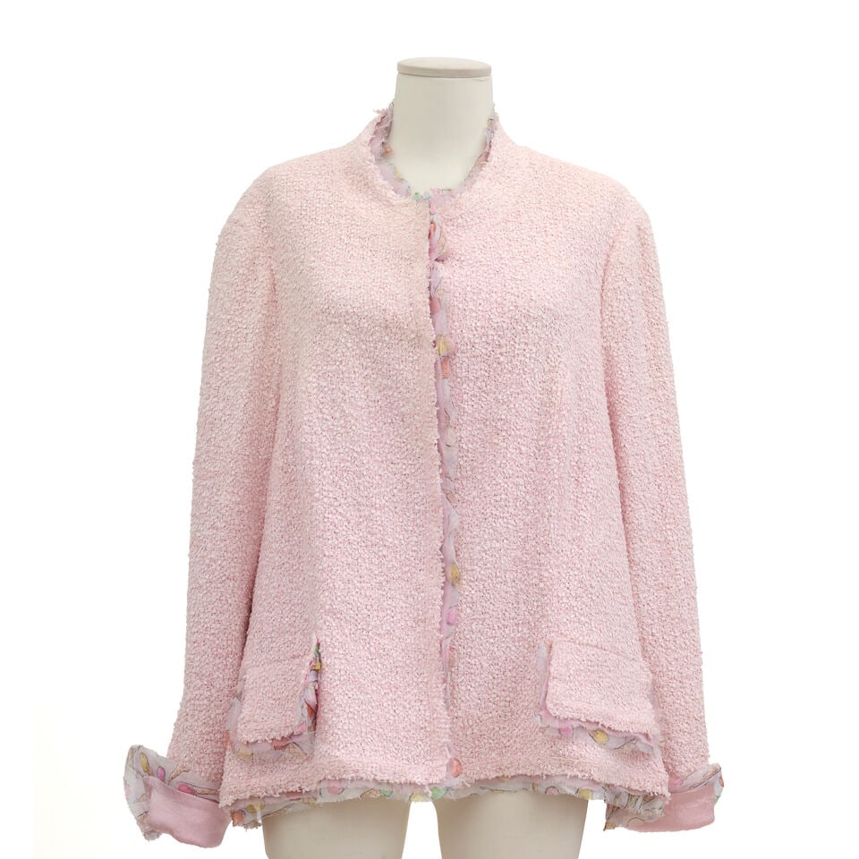 Chanel, collection Prêt à Porter, Croisière 2004. Veste en tweed rose et mousseli... (1 of 3)