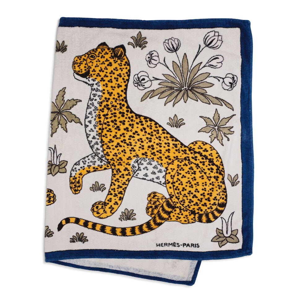 Hermès Paris. Drap de plage en éponge Léopards bordure bleue. Hermès Paris. ...: Hermès Paris. Drap de plage en éponge Léopards bordure bleue. Hermès Paris. Leopards print terry beach towel with blue border. 95 x 150 cm. Footnotes: stain on the bottom left